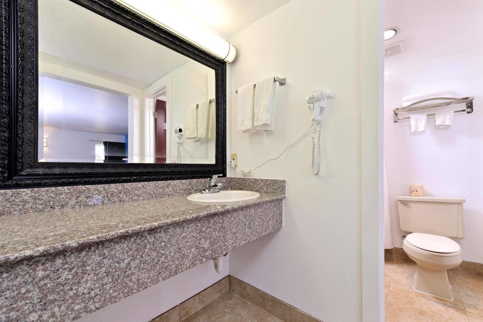 ادمون Executive Inn المظهر الخارجي الصورة