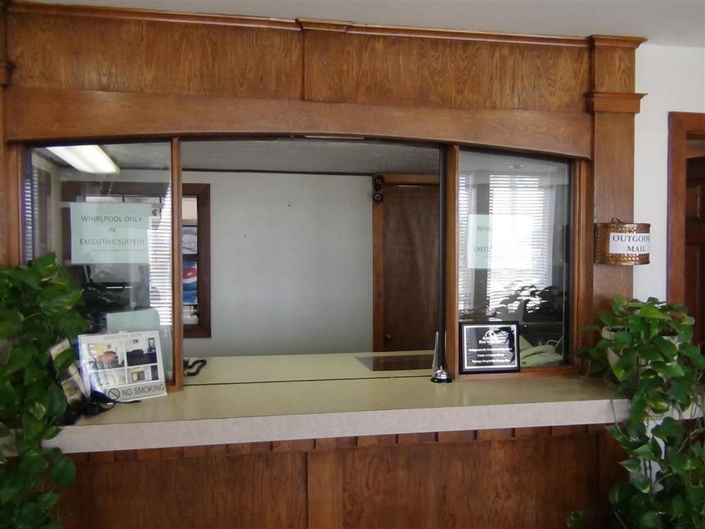 ادمون Executive Inn المظهر الداخلي الصورة